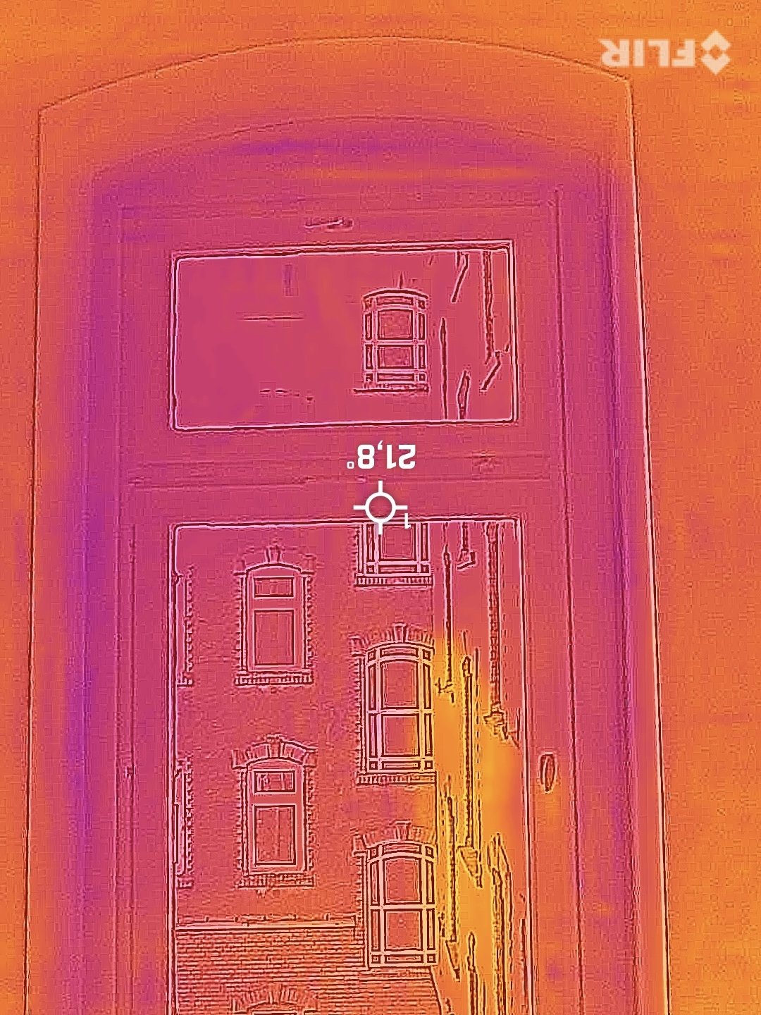 Thermal image of an Altbau entrance door at 21.8 degrees showing temperature gradient around the frame