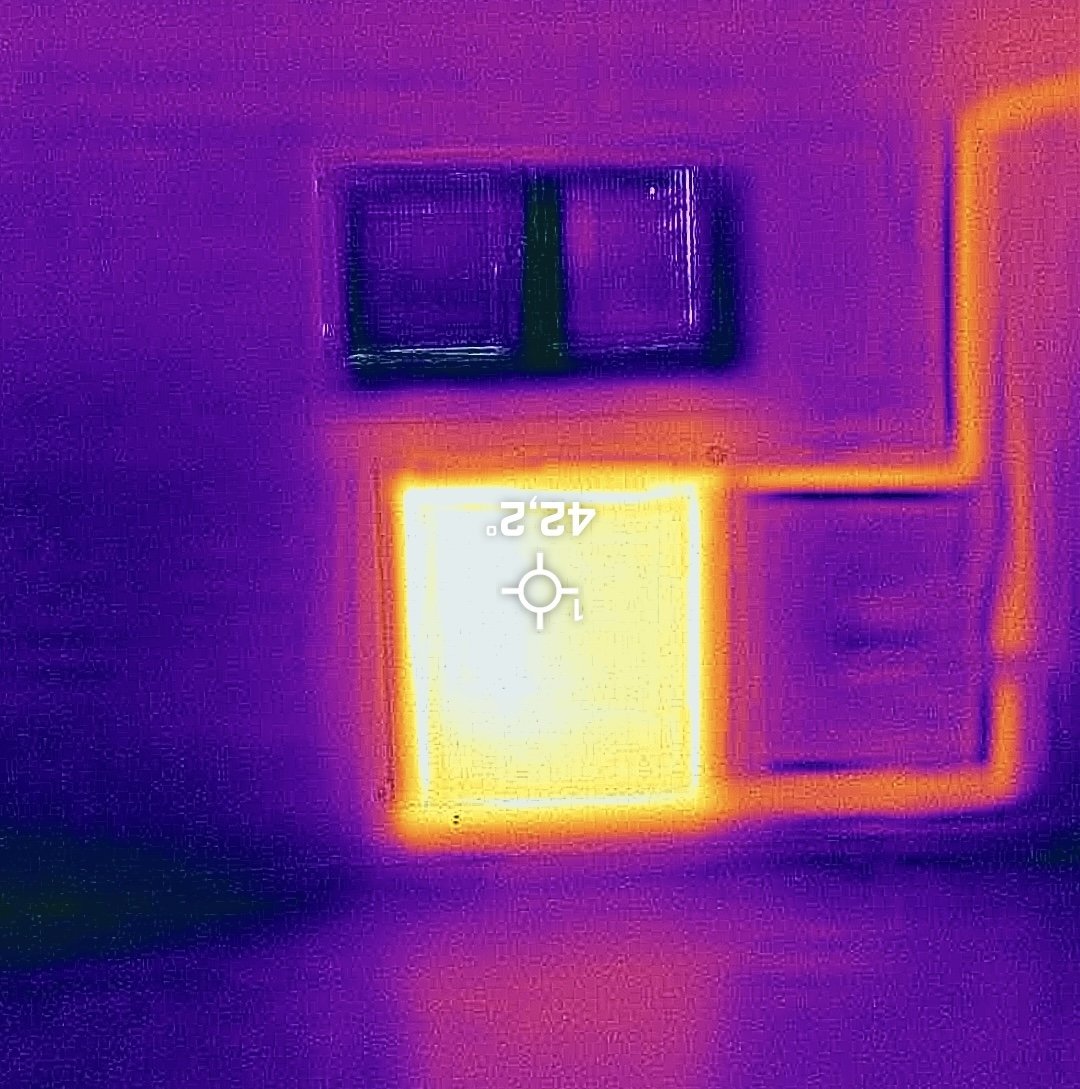 Thermal image of a heat source at 42.2 degrees with supply line visible in the wall